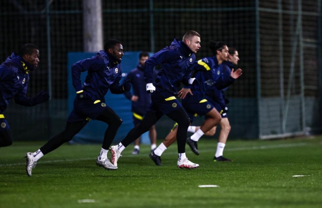 Fenerbahçe maç öncesi kampa girdi