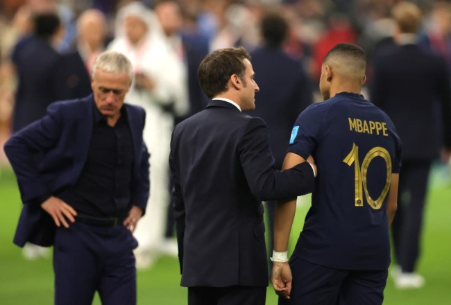 Macron'un hareketleri sosyal medyada çok konuşuldu