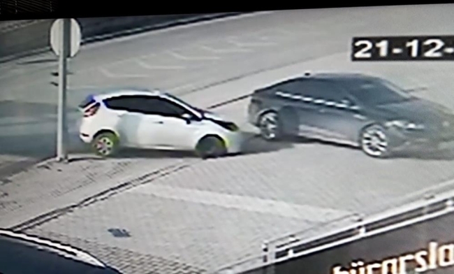 Korkutan kaza: Park halindeki araca çarparak durabildi