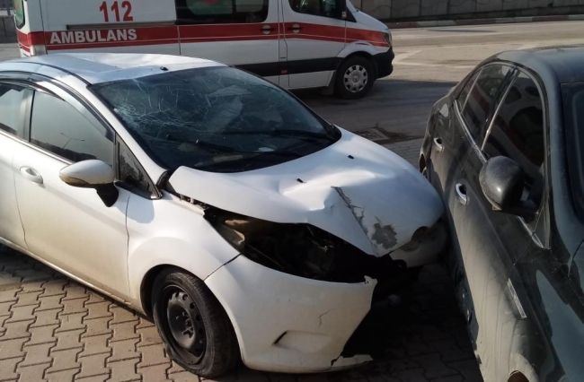 Korkutan kaza: Park halindeki araca çarparak durabildi