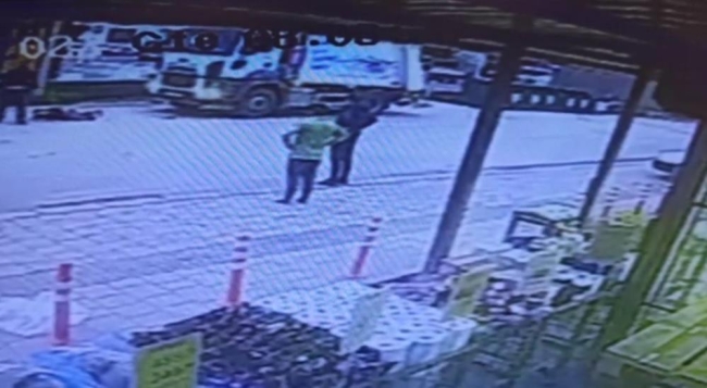Çöp kamyonun altında kaldı: Ufak sıyrıklarla kurtuldu