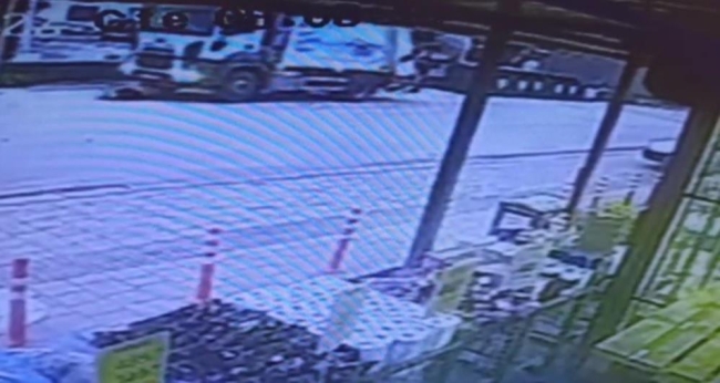 Çöp kamyonun altında kaldı: Ufak sıyrıklarla kurtuldu