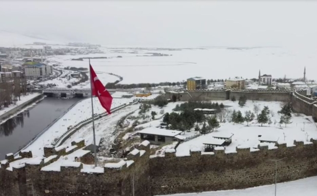 Beyaz örtüyle kaplanan kentten manzaralar