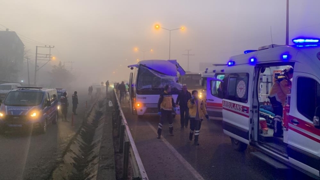 İşçi servisi TIR'a arkadan çarptı: Çok sayıda yaralı