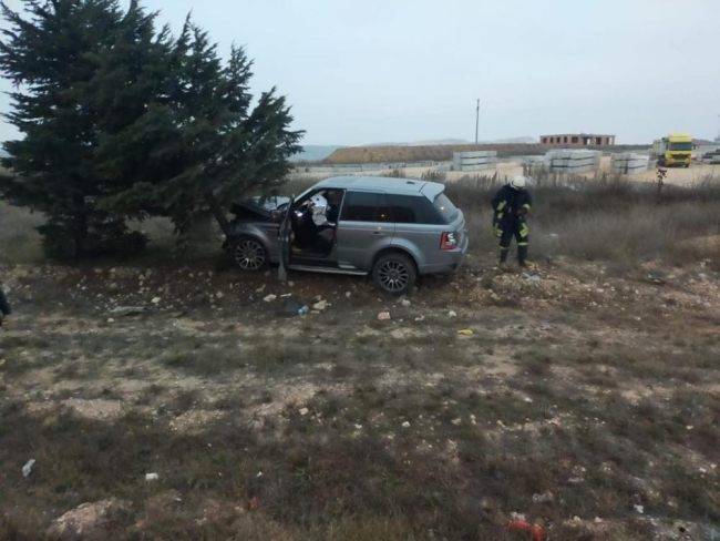 Cipin çarptığı araç ortadan 2’ye ayrıldı