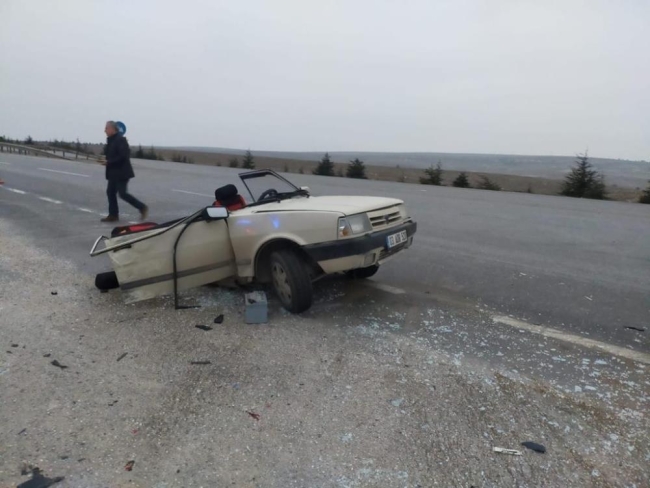 Cipin çarptığı araç ortadan 2’ye ayrıldı