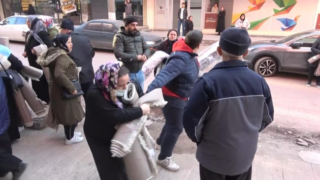 Bu da halı izdihamı: Vatandaşlar birbirlerini ezdi