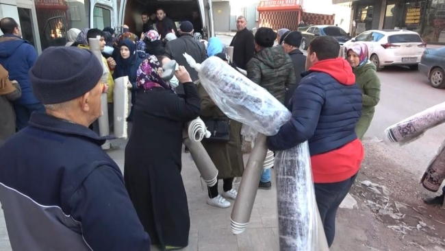 Bu da halı izdihamı: Vatandaşlar birbirlerini ezdi