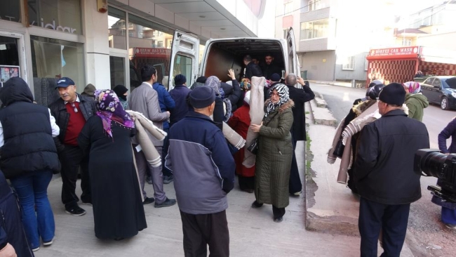 Bu da halı izdihamı: Vatandaşlar birbirlerini ezdi