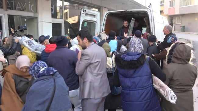 Bu da halı izdihamı: Vatandaşlar birbirlerini ezdi