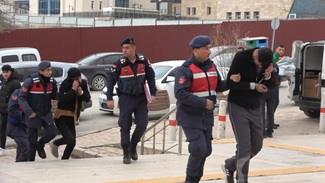 Çaldıkları kalorifer peteklerini satamadan yakayı ele verdiler