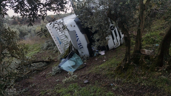 Bursa'da TIR şarampole devrildi