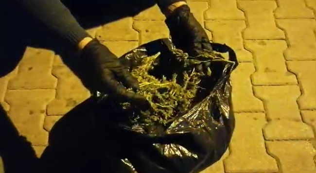 Zehir tacirleri otomobilde yakalandılar