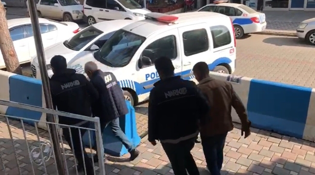 Zehir tacirleri otomobilde yakalandılar