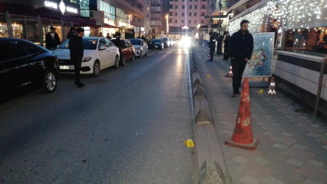 İki husumetli sokak ortasında birbirine ateş açtı