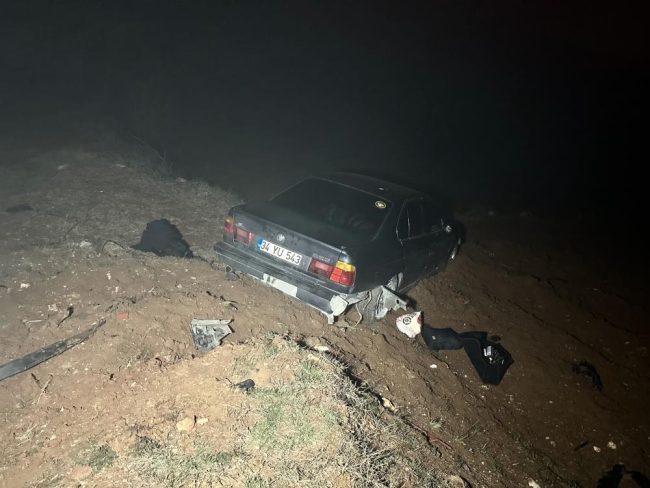Yoğun siste yoldan çıkan araç tarlaya uçtu