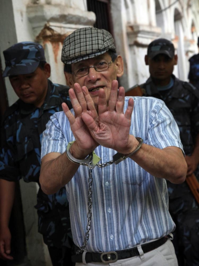 Serbest bırakılan seri katil Sobhraj Fransa'ya döndü