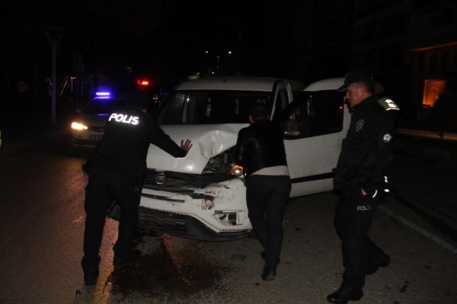 Makas atarak ilerleyen araç, polis aracına çarptı