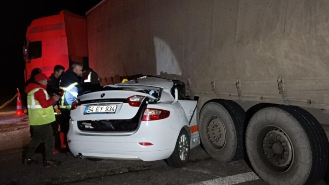 Acil çıkıştan dönmek isterken TIR'a ok gibi saplandı!