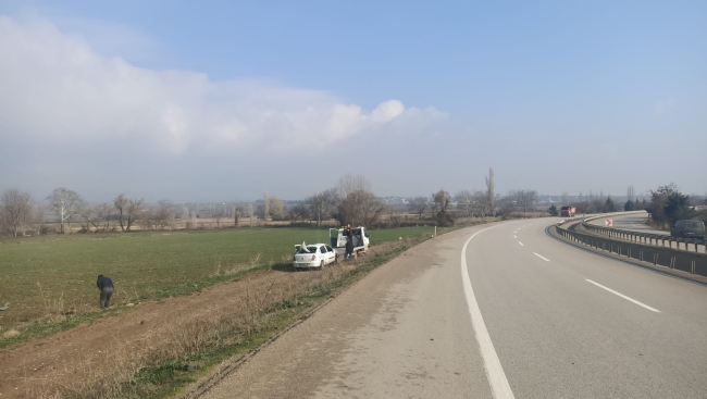 Bursa'da tarlaya uçan araçtaki 3 kişi yaralandı