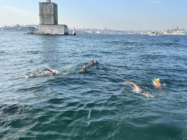 Soğuk havaya aldırmadan boğazın derin sularına atladılar