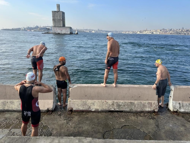 Soğuk havaya aldırmadan boğazın derin sularına atladılar