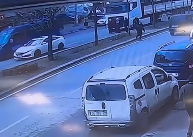 Talihsiz kadın TIR'ın altında can verdi