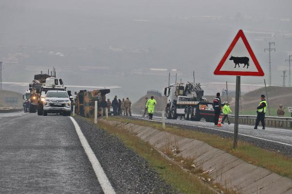 Diyarbakır'da askeri araç devrildi: 6 asker yaralı