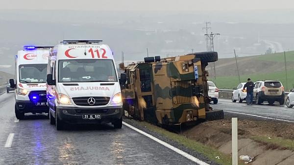 Diyarbakır'da askeri araç devrildi: 6 asker yaralı