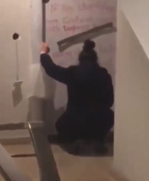 Komşularının duvarlarına tehdit sözleri yazıp dışkı sürdü!