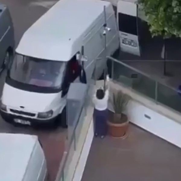 Komşularının duvarlarına tehdit sözleri yazıp dışkı sürdü!