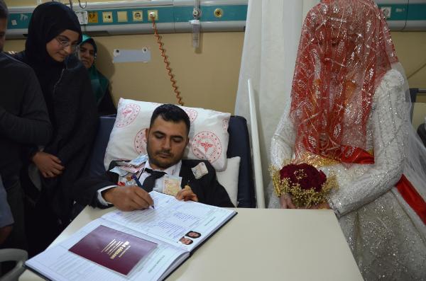 Ayakları kırık olan damadın nikahı hastanede kıyıldı
