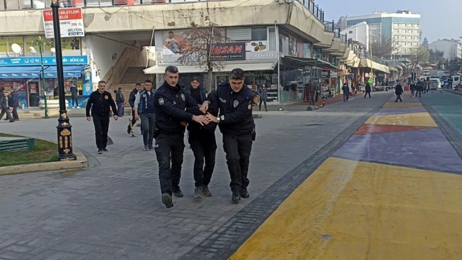 Belediye binasında bıçaklı saldırı girişimi!
