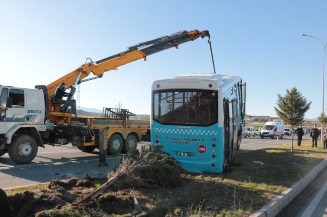 Halk otobüsü devrildi: Çok sayıda yaralı