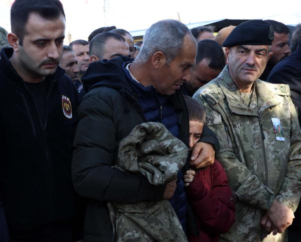 Şehit sözleşmeli er, gözyaşlarıyla toprağa verildi