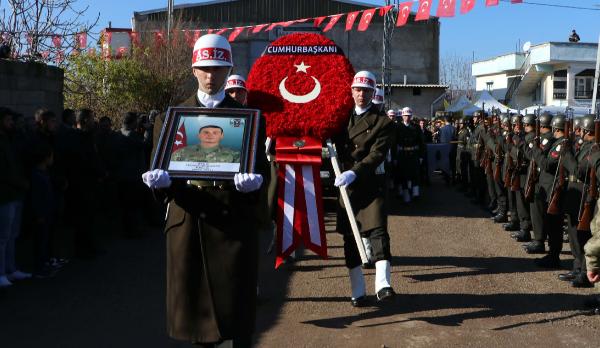 Şehit sözleşmeli er, gözyaşlarıyla toprağa verildi