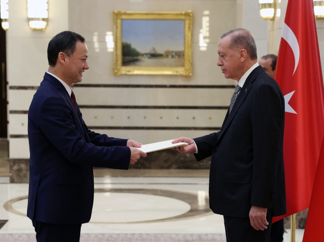 Kırgızistan Büyükelçisinden Cumhurbaşkanı Erdoğan'a güven mektubu