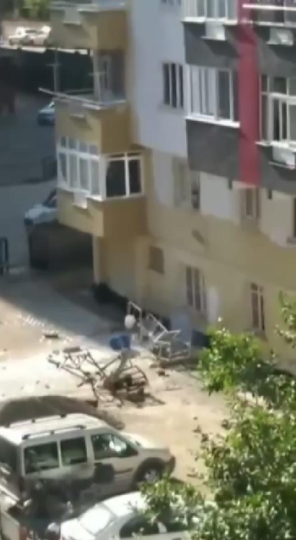 Havada asılı kaldı: Bina sakini kurtardı