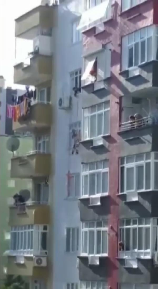 Havada asılı kaldı: Bina sakini kurtardı