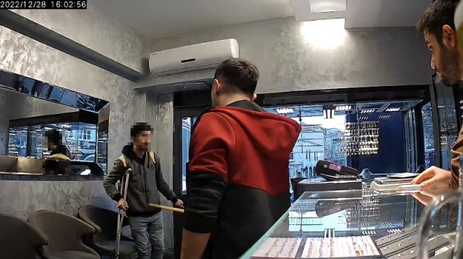 Koltuk değnekli şüphelinin meyve bıçağıyla soygun girişimi