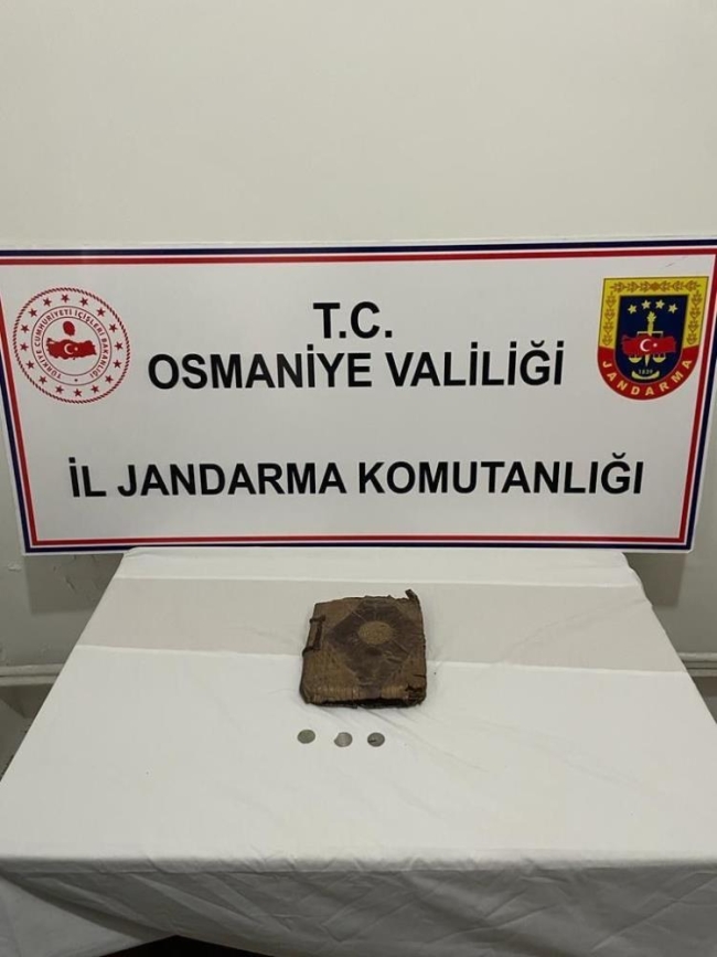 Tarihi İncil ve 3 adet sikke ele geçirildi