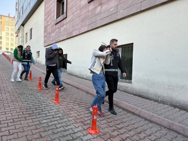 Sahte parayla alışveriş yapınca yakayı ele verdiler