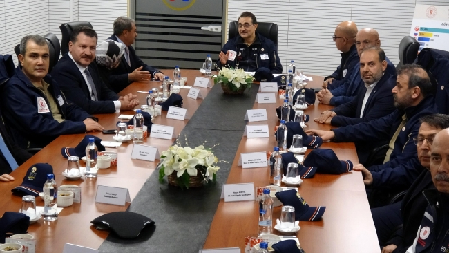 Bakan Dönmez, yeni yıla bor işçileri ile birlikte girdi
