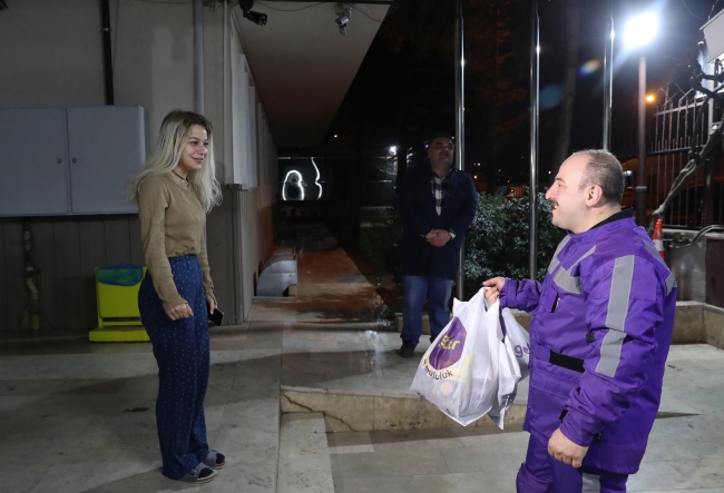 Bakan Varank, yeni yıla 'motokurye' olarak girdi