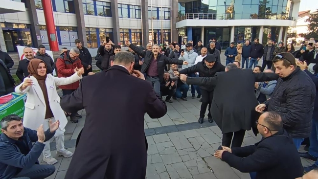 EYT’liler yeni çıkacak kanunu göbek atarak kutladı