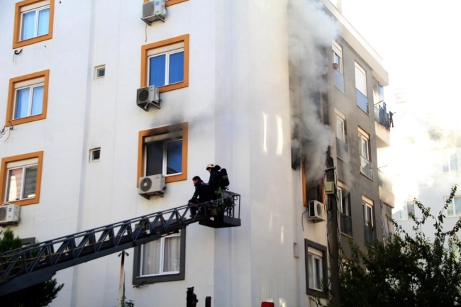 Kedisi yangında telef olan genç kızı ailesi sakinleştirdi