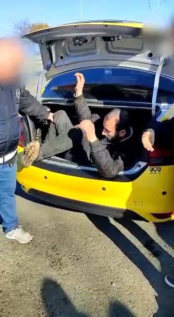 Taksi bagajında kaçak göçmen şoku!