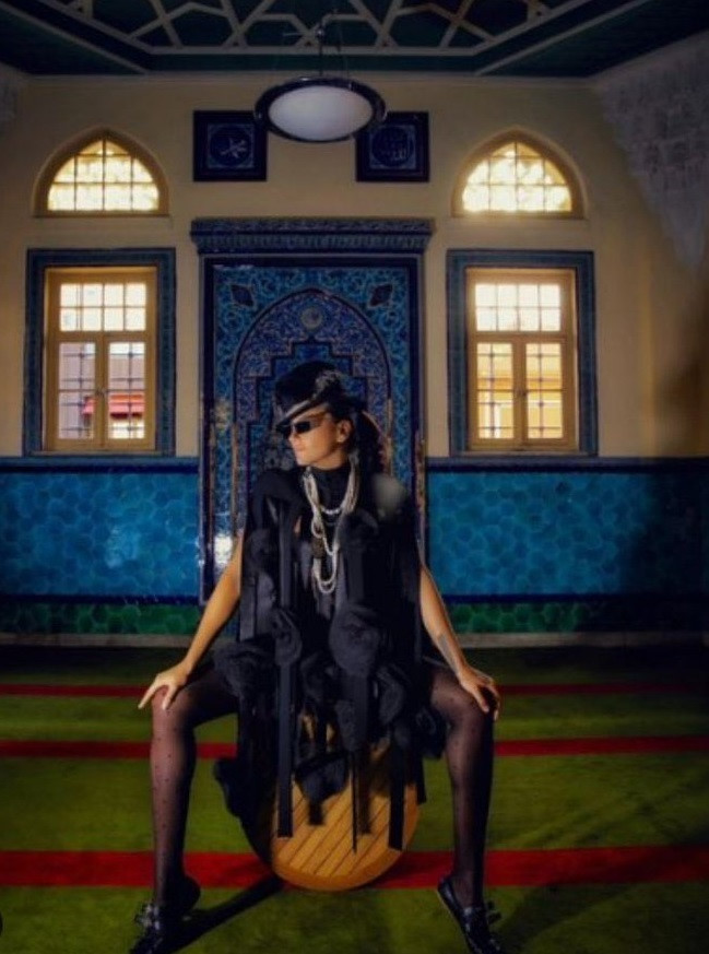 Eda Taşpınar'ın cami pozu olay yarattı!