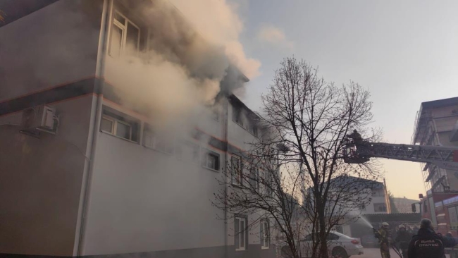 Bursa'da 3 katlı binada korkutan yangın