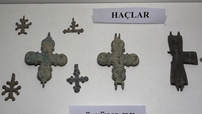 Yüzlerce tarihi eser ele geçirildi: Aralarındaki o mühür dikkat çekti